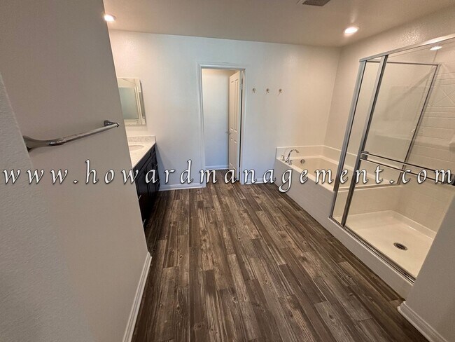 Building Photo - 3 Bed 3 Bath, Three Story Townhome with pr...