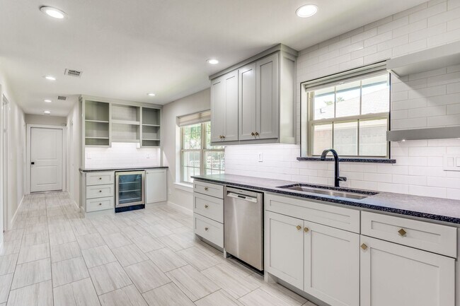 Building Photo - Extraordinary Irving Home on Quiet cul-de-sac!