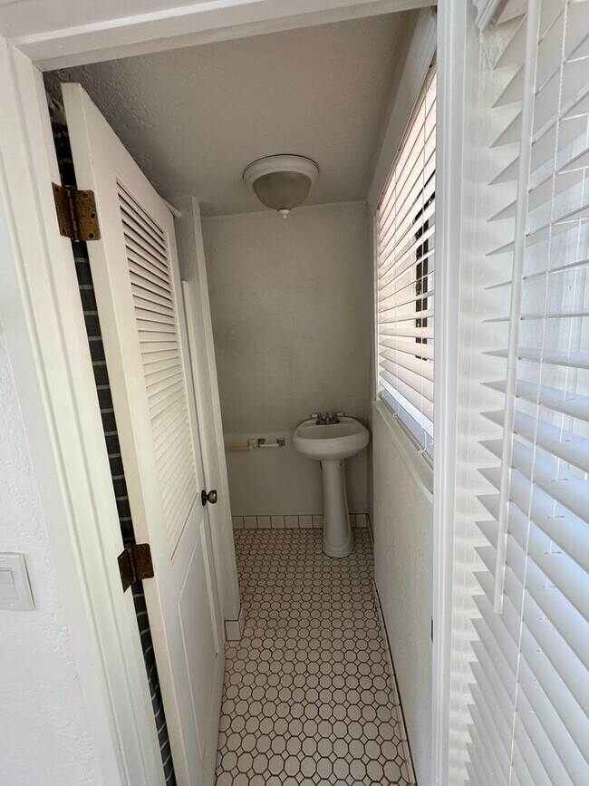 Building Photo - Country Living just minutes from Town