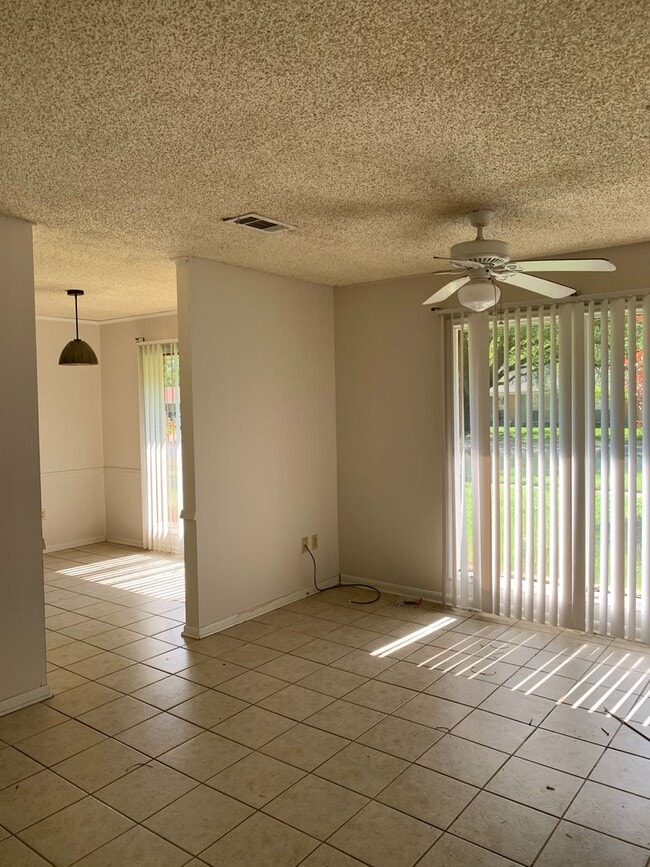 Building Photo - Great yard for entertaining....