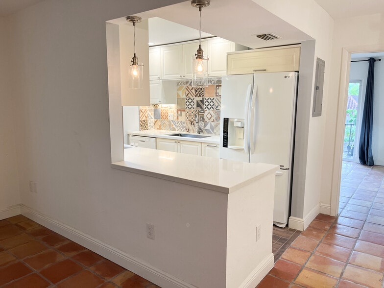 Building Photo - 9394 SW 77 Avenue