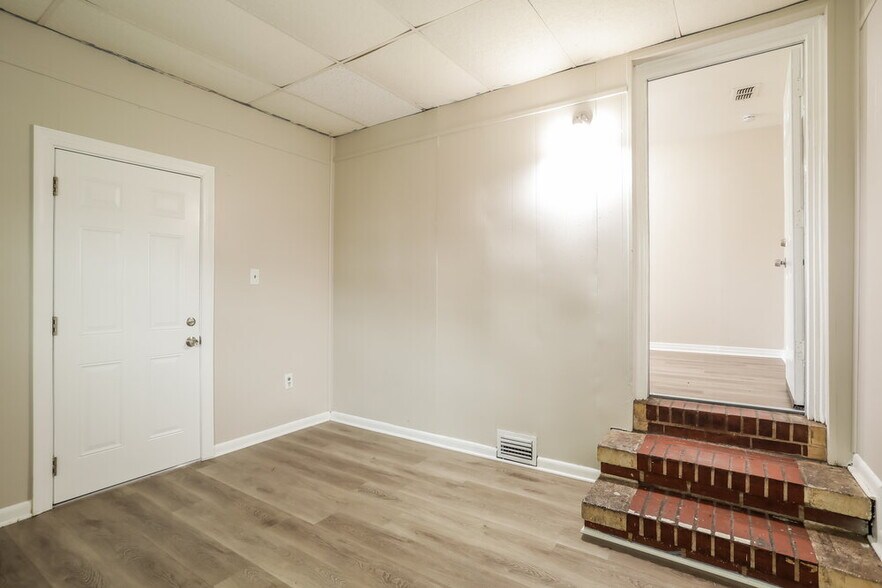 Building Photo - 5441 Cardan Rd