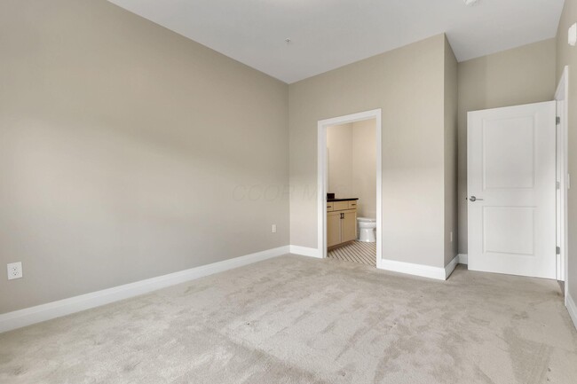 Building Photo - 6633 Dale Dr