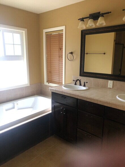 Building Photo - 310 SE Dilke St