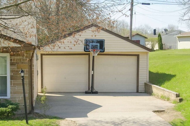 Building Photo - 25240 Sandhurst Rd