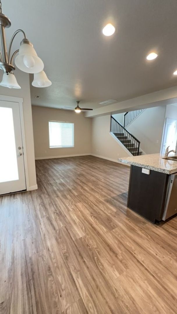 Building Photo - Lovely NSL Townhome - available this month!