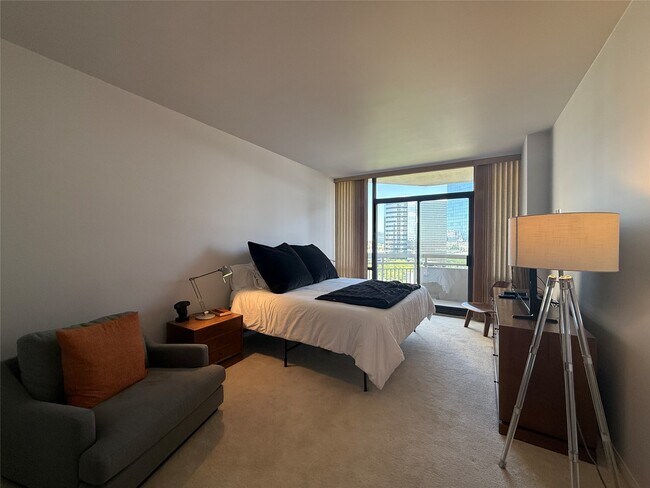 Building Photo - 15 Greenway Plz