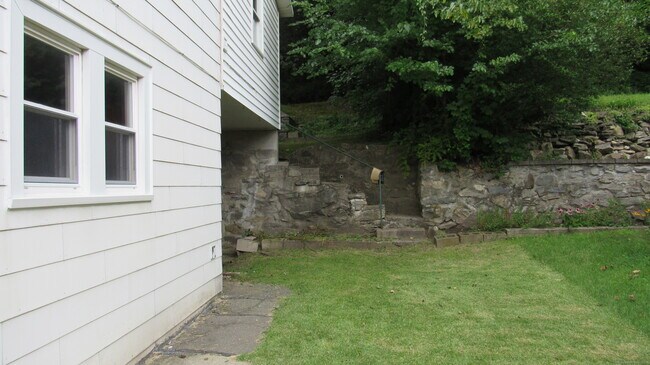 Building Photo - 183 Harwinton Ave