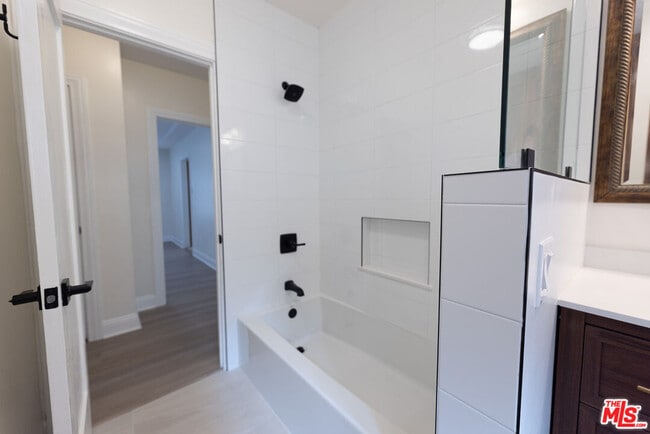 Building Photo - 4360 Kraft Ave