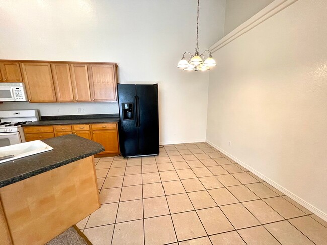 Building Photo - Great 3 Bedroom Duplex near the Kingman Hospital!