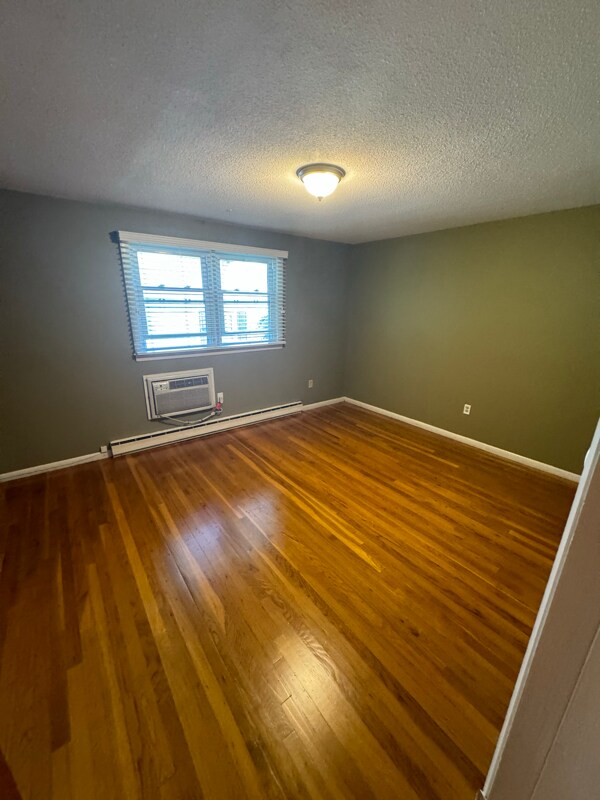 Building Photo - 561 Chandler St