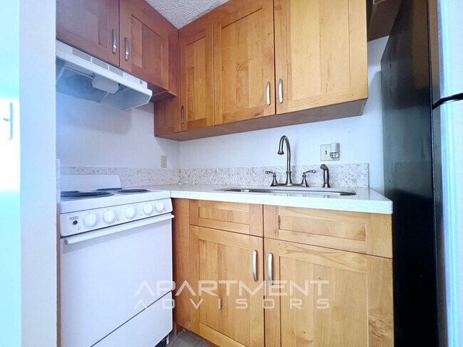 Building Photo - Five Regents Condominium