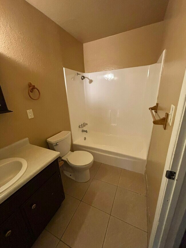 Building Photo - 56 Lark Center Dr