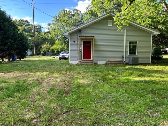 Building Photo - 401 Francis St E