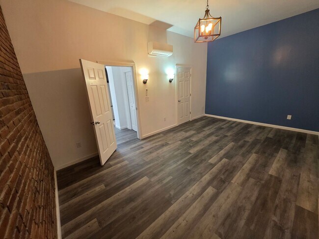 Building Photo - Newly Renovated 3 Bedroom Apartment - Poug...