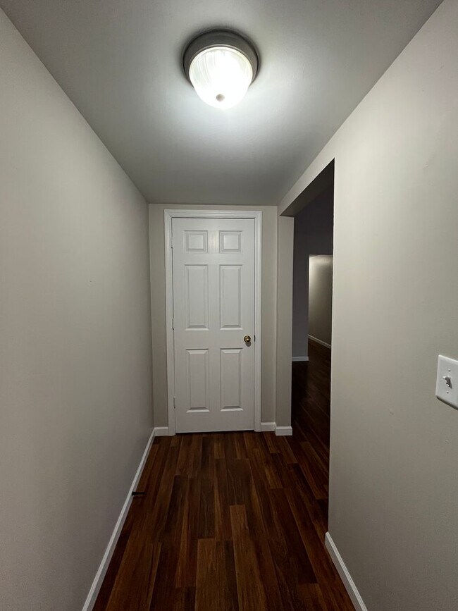 Building Photo - Spacious 2 Bedroom, 1.5 Bath