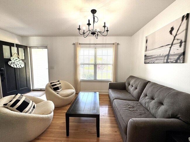 Building Photo - Minutes to the Beach! Conveniently located between Jacksonville & Wilmington
