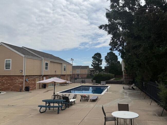 Building Photo - 2BR/2BA | Newly Renovated Condo| Nice views of grassy area | Community Pool!