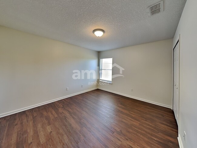 Building Photo - 341 Diana Ct