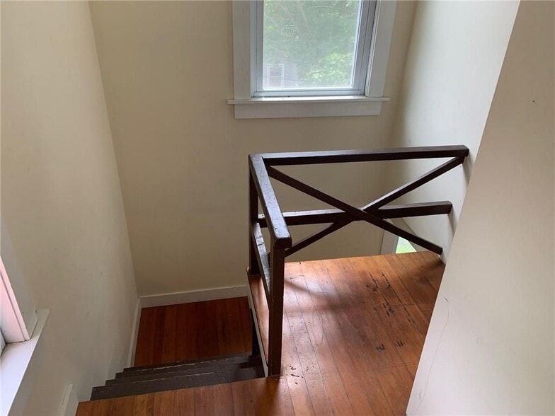 Building Photo - 27 Young St