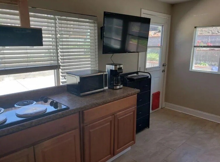 Building Photo - 4728 Mendoza Ave