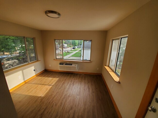 Building Photo - Updated 2 Bedroom + Den House in Downtown Madison!