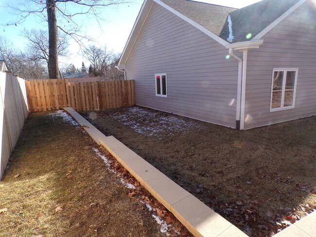 Building Photo - 33476 N Evergreen Dr