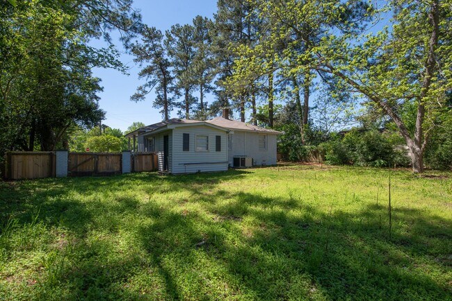 Building Photo - $1,250 - 3 bed/1 bath single-family home f...