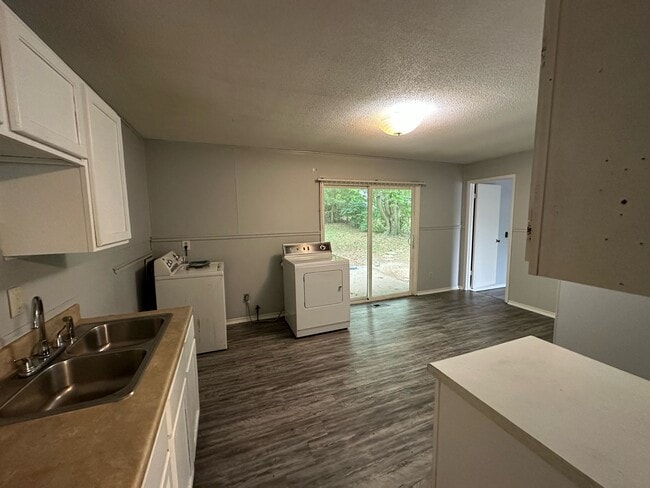 Building Photo - 920 Timberline Dr