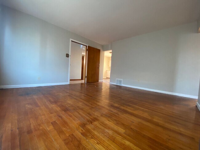 Building Photo - 68th Street