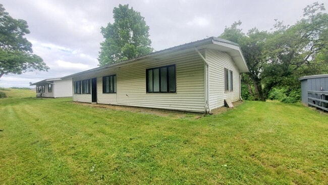 Building Photo - Finleyville 3 Bedroom 1.5 Bath Ranch $1,50...