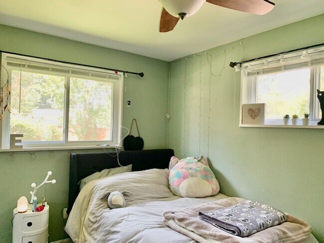 Building Photo - Light filled 2 BR plus 2 rooms, 2 FB including one in finished basement. Great location