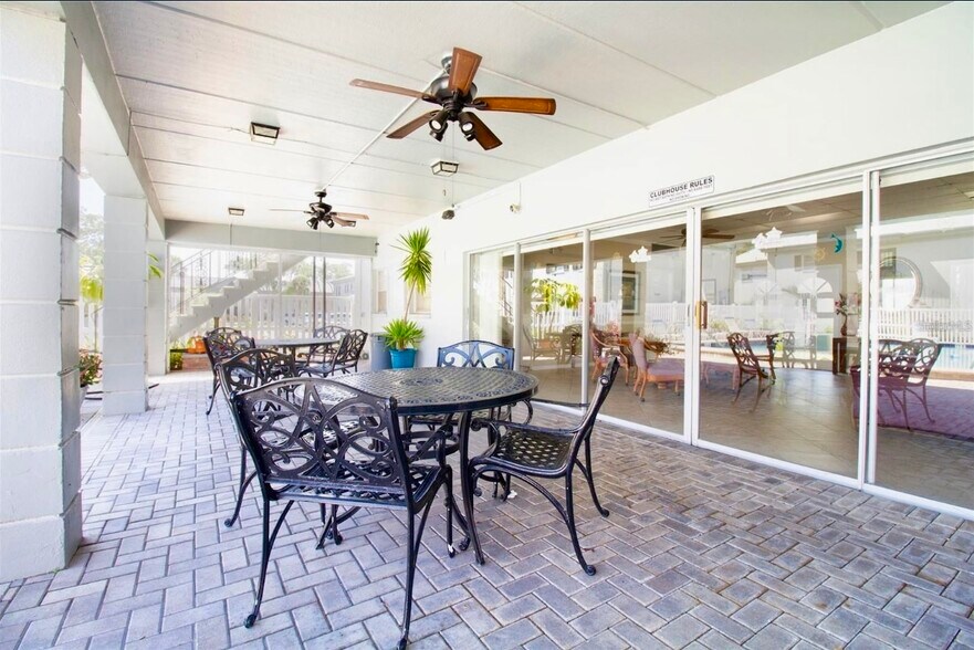 Building Photo - 6965 Avenue des Palais