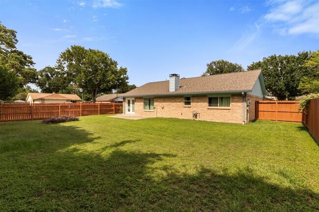 Building Photo - 16319 Pitch Pine Dr