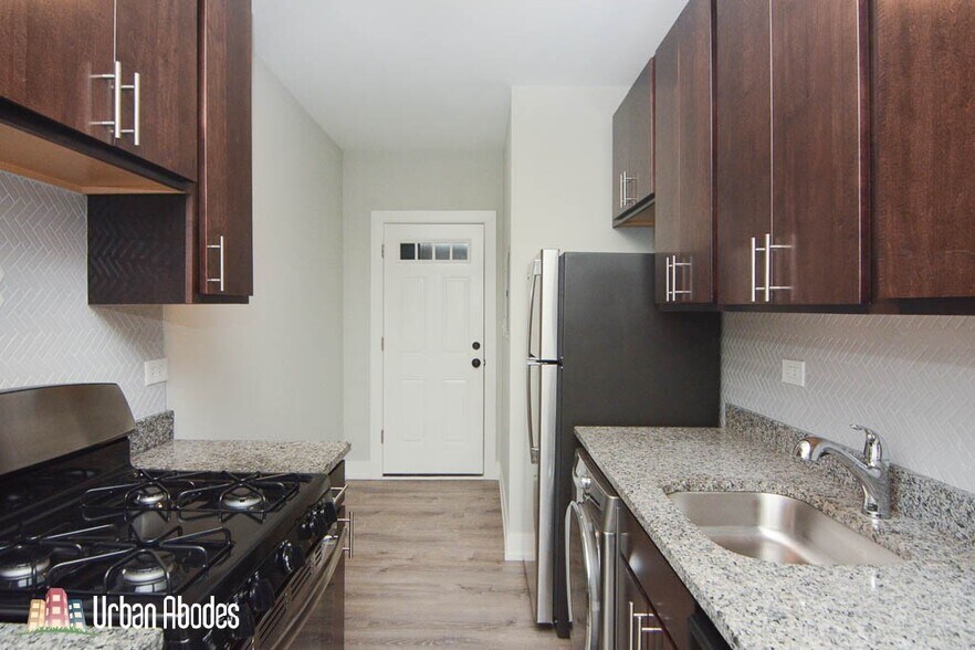 Building Photo - 711 W Brompton Ave