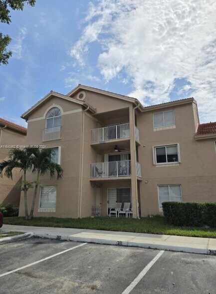 Building Photo - 10521 SW 158th Ct
