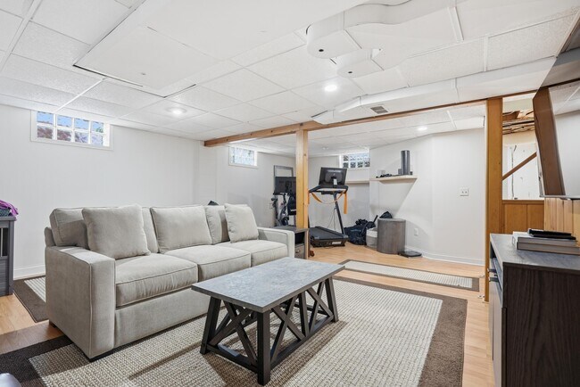Building Photo - 1102 Arborview Blvd