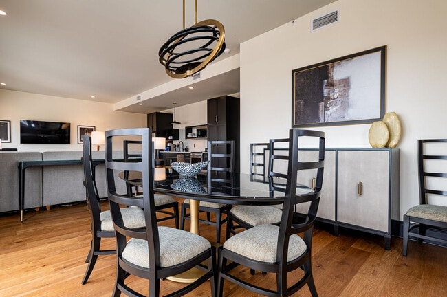 Building Photo - 1011 Canal St