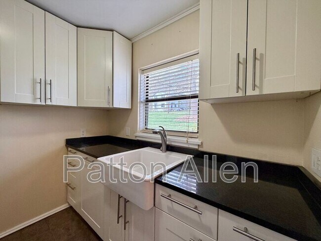 Building Photo - 615 Biltmore Ave