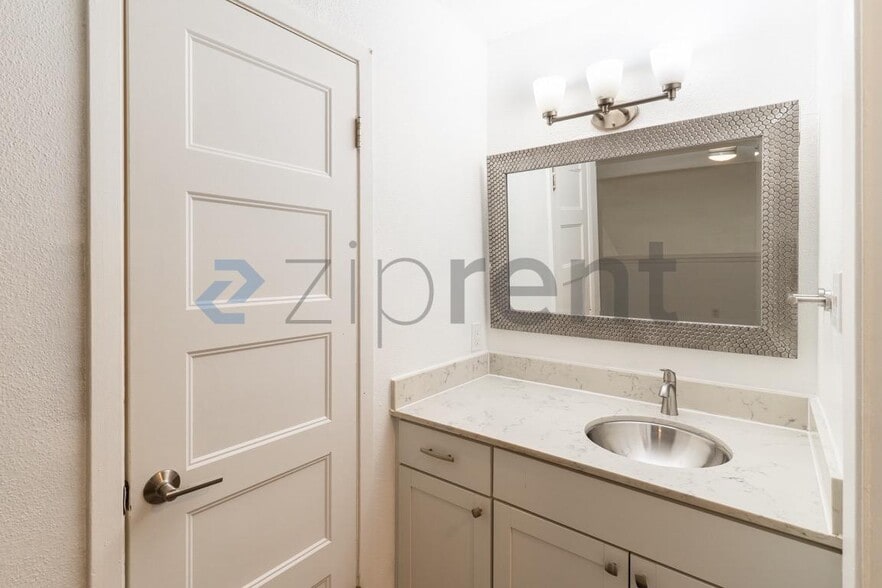 Building Photo - Unit B