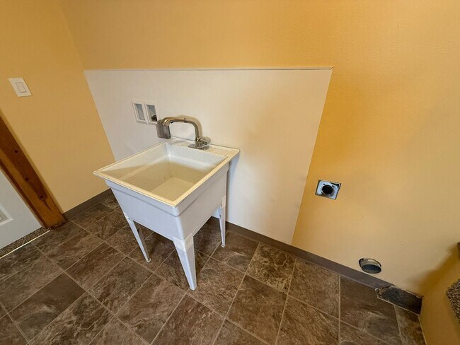 Building Photo - Beautiful Four Bedroom Home in South Salem with Large Backyard and New Paver Patio!