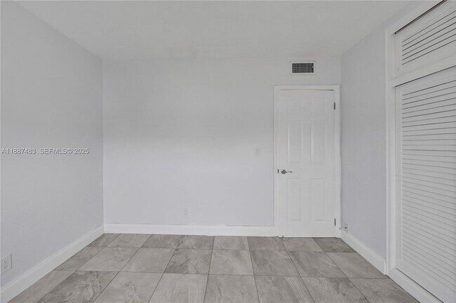 Building Photo - 5050 Bayview Dr