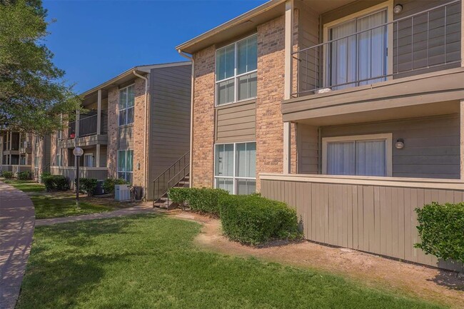Building Photo - 15330 Ella Blvd Blvd
