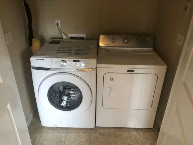 Building Photo - 3 Bed, 2.5 Bath Millcreek Townhouse New Ca...