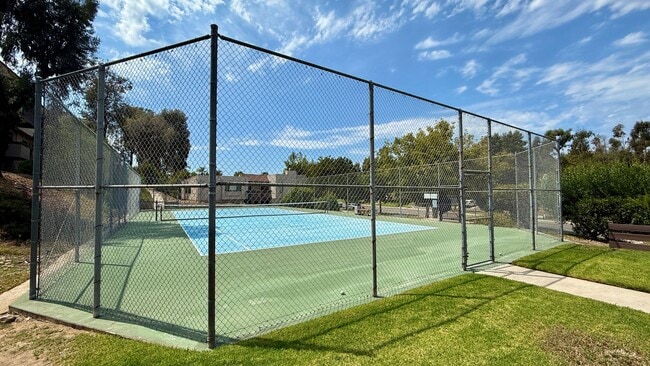 Building Photo - Spacious Twin Home For Rent at Montezuma Townhouses in College Area-Move in now