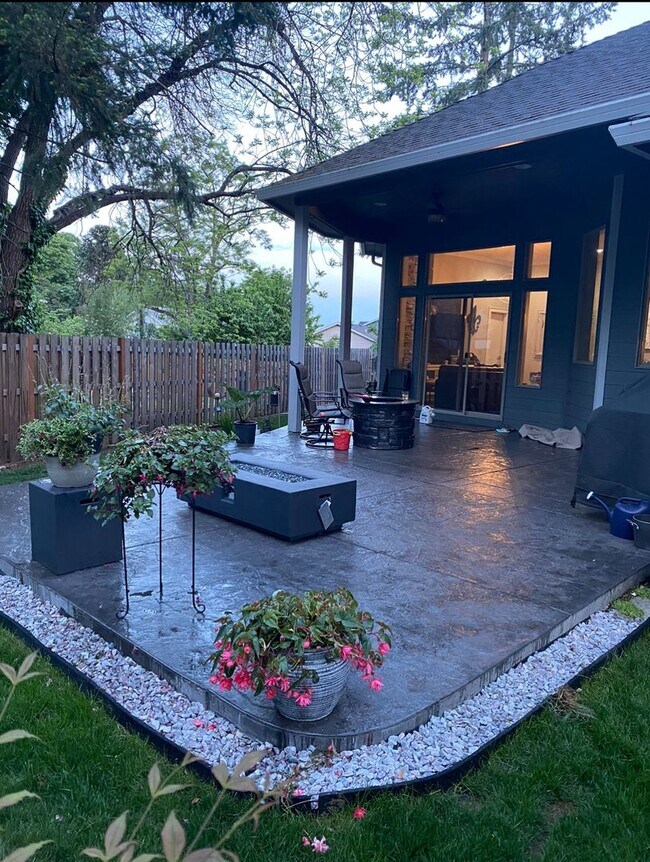 Building Photo - VIDEOTOUR: Executive-Style Custom Home, Incredible Quality! PETS WELCOME