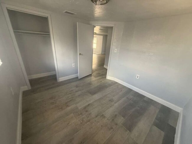 Building Photo - Lakeland 3/1 House  Apply for FREE This Holiday Season!