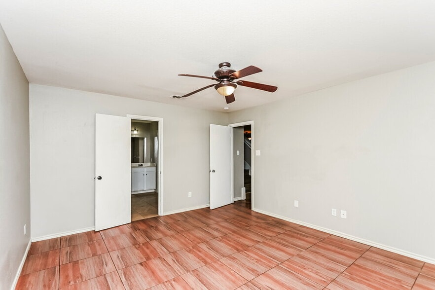 Building Photo - 517 Creekbend St