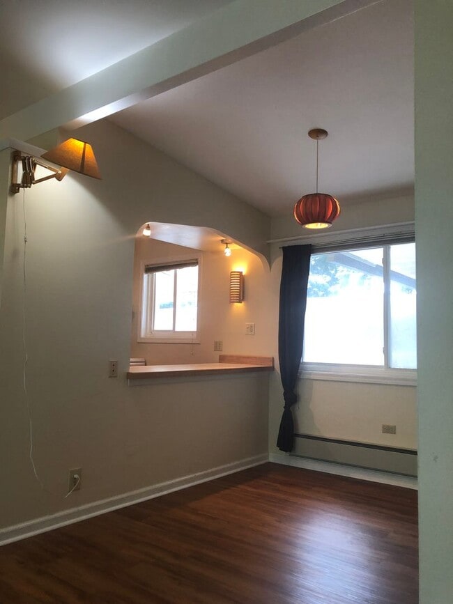 Building Photo - Tillicum 306