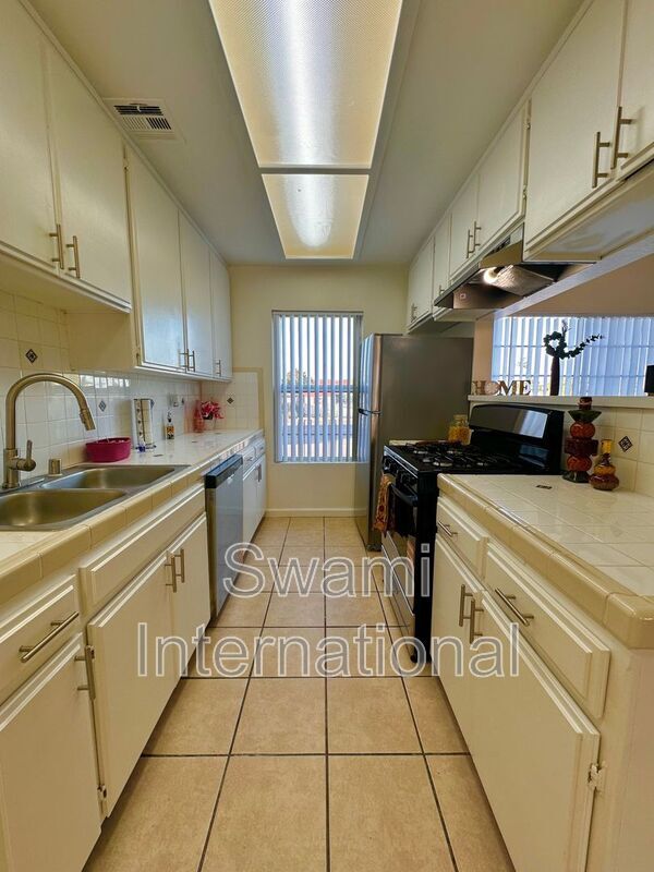 Building Photo - 14620 Berendo Ave